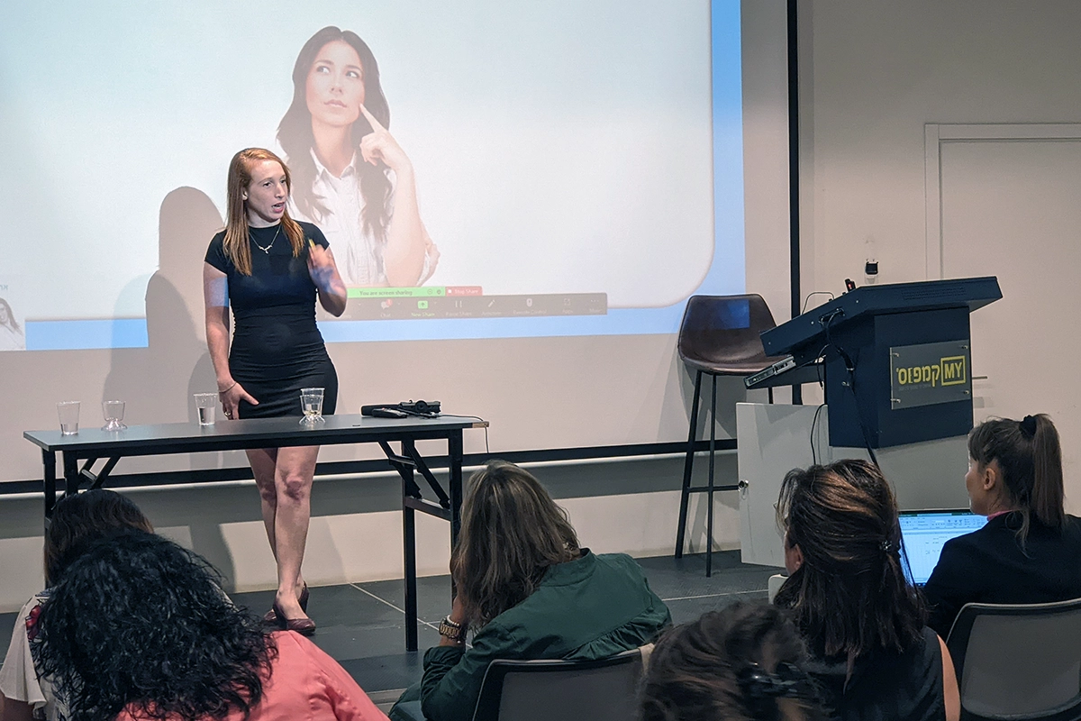 האופטימית אורה אריאל מרצה לפני קהל