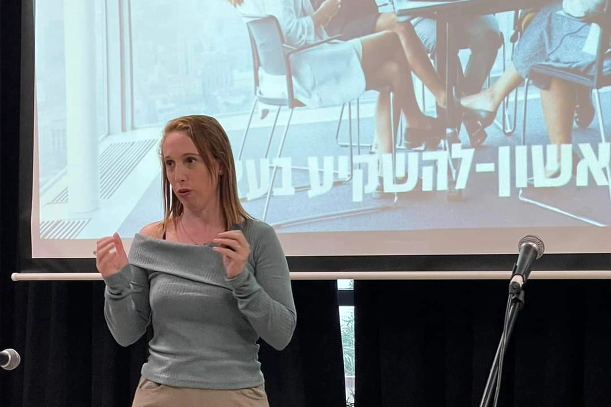 האופטימית אורה אריאל מרצה בכנס